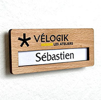 Badge nominatif en bois à étiquette interchangeable